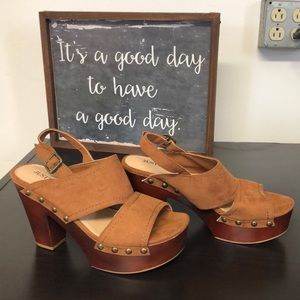 JustFab women’s size 6.5 platform sandals